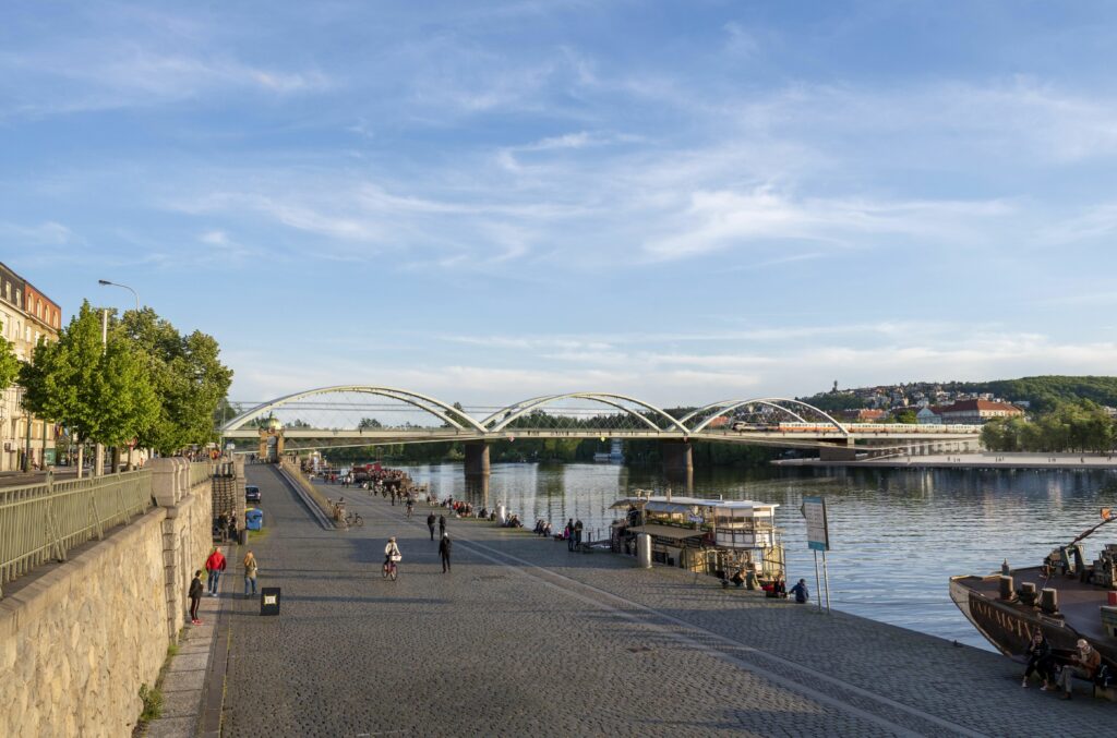 Nový železniční most, pohled z náplavky na Praze 2